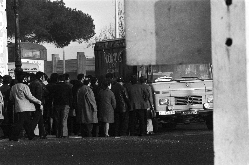 Portugal, politiek, straatbeelden etc. straatbeelden in Lissabon. Wachten mense, Bestanddeelnr 927-7494