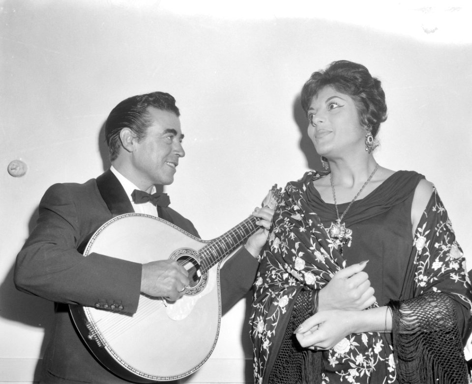 Portugese fadozangeres Clara d'Ovar en gitarist Santos, Bestanddeelnr 914-1228