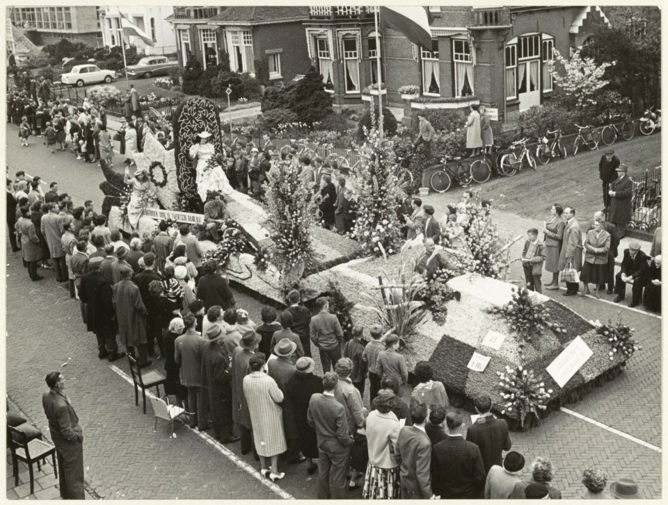 Praalwagen tijdens het bloemencorso in Sassenheim. NL-HlmNHA 54011063