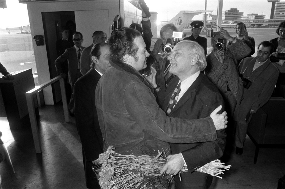 Portugese minister Soares (voorzitter Socialistische Partij) op Schiphol aangeko, Bestanddeelnr 927-7112