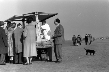 Prachtig voorjaarsweer op het strand te Zandvoort, Bestanddeelnr 912-1157
