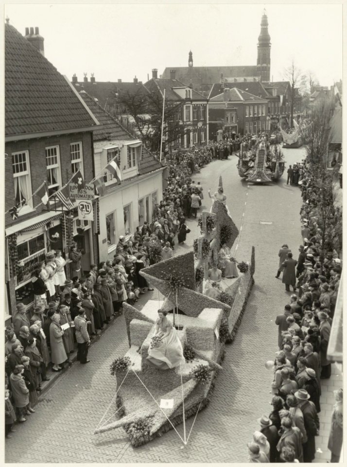 Praalwagens tijdens het bloemencorso in Lisse, richting Hillegom, NL-HlmNHA 54011024