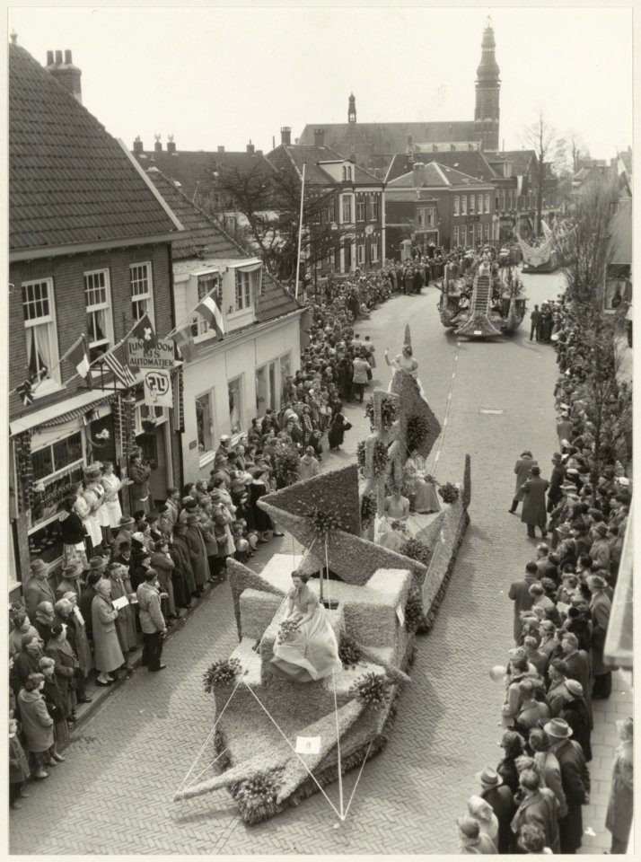 Praalwagens tijdens het bloemencorso in Lisse, richting Hillegom, NL-HlmNHA 54011024 photo