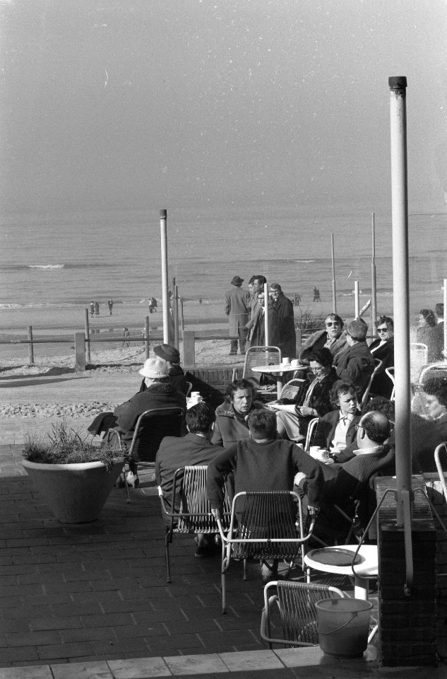 Prachtig voorjaarsweer op het strand te Zandvoort, Bestanddeelnr 912-1162