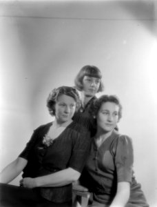 Portret van Nelly Langlais met dochters Hans (rechts) en Renée, Bestanddeelnr 190-0946