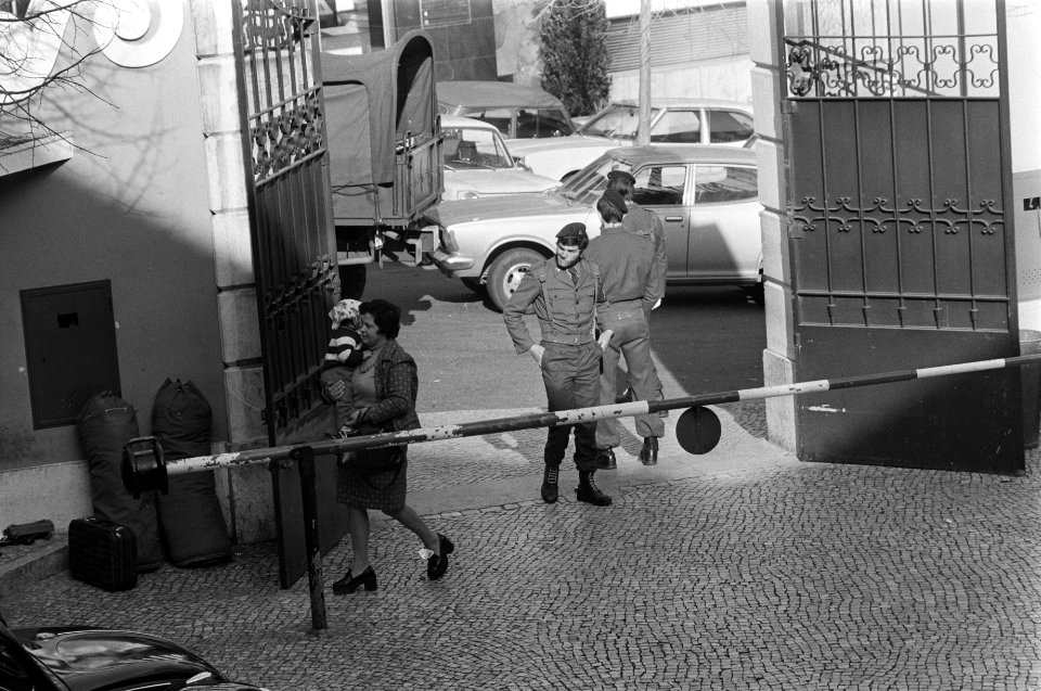 Portugal, politiek, straatbeelden etc ingang gebouw MFA militairen en bevolkin, Bestanddeelnr 927-7470