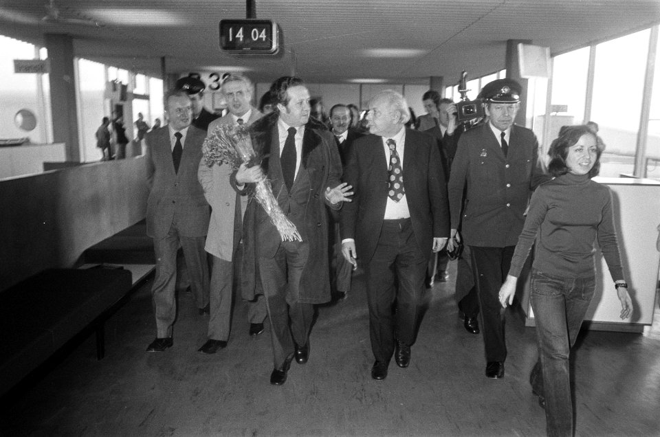 Portugese minister Soares (voorzitter Socialistische Partij) op Schiphol aangeko, Bestanddeelnr 927-7115