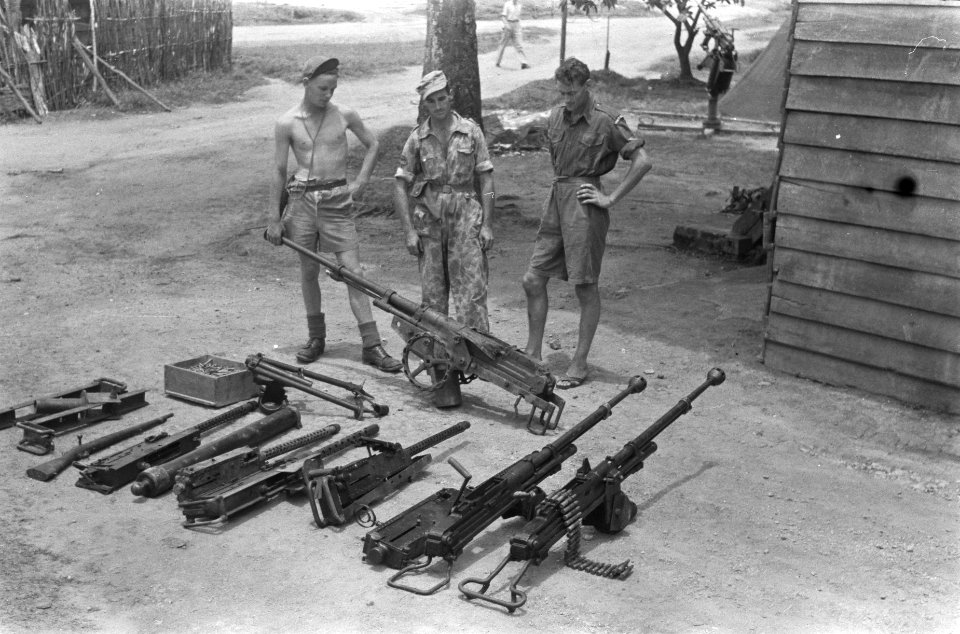 Praboemoelih Sergeant. G.H. Smeets van het K.N.I.L. (Gadja Merah) en 2 man van , Bestanddeelnr 407-5-6