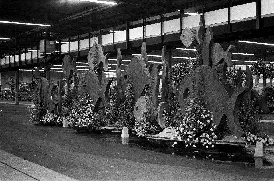 Praalwagens voor bloemencorso in veilinggebouw te Aalsmeer, Bestanddeelnr 925-8783