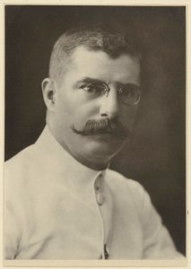Portret van J. Stecher, medewerker van de Deli Maatschappij (1909-1911), Bestanddeelnr 857 03