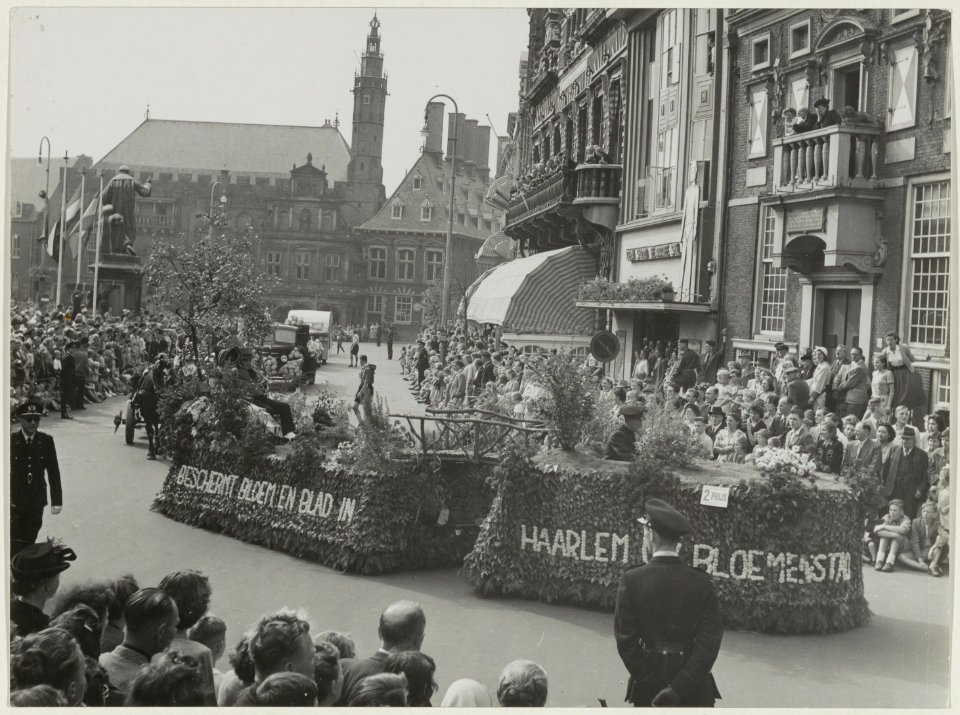 Praalwagens van het Bloemencorso op de Grote Markt
