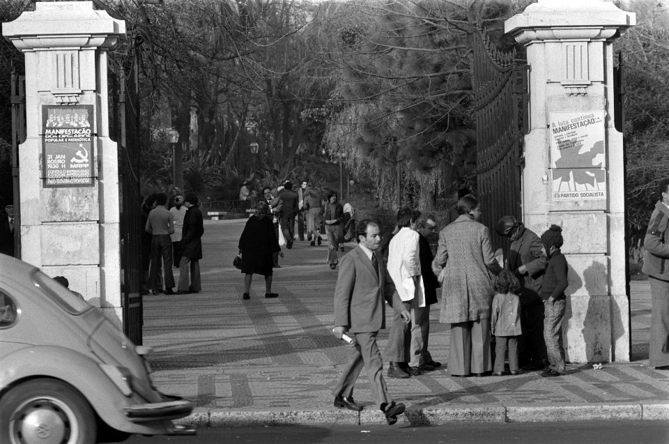 Portugal, politiek, straatbeelden etc ingang gebouw MFA militairen en bevolkin, Bestanddeelnr 927-7476