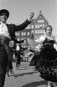 Portugese dansgroep gaf demonstratie op de Dam, van folkloristische Portugese da, Bestanddeelnr 915-2501