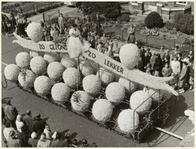 Praalwagen tijdens het bloemencorso in Sassenheim. NL-HlmNHA 5401110 photo