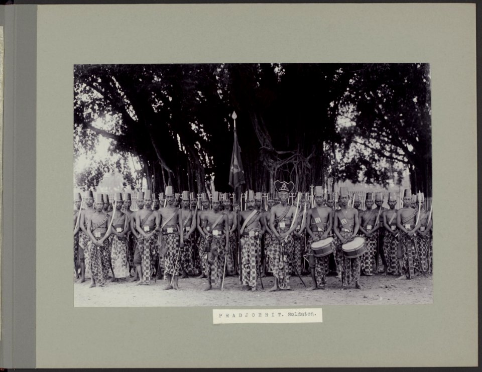 Pradjoerit. Soldaten, opgesteld voor de waringin op de aloon-aloon, Bestanddeelnr 818 20