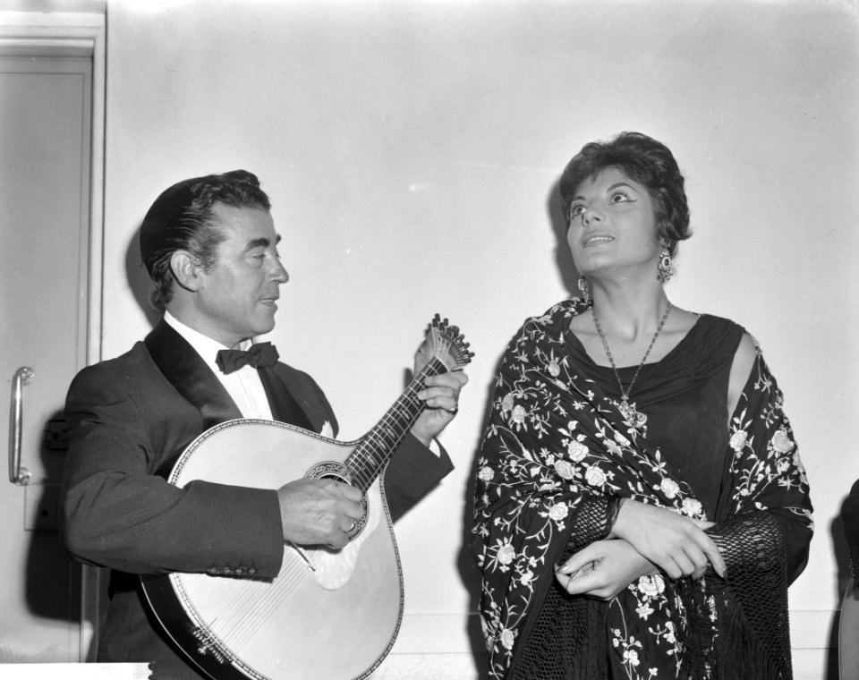 Portugese fadozangeres Clara d'Ovar en gitarist Santos, Bestanddeelnr 914-1229