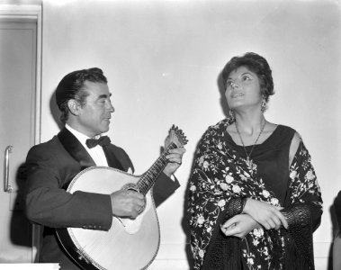 Portugese fadozangeres Clara d'Ovar en gitarist Santos, Bestanddeelnr 914-1229