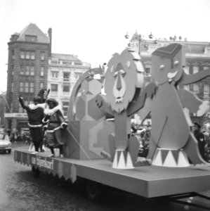 Praalwagens, optochten, Sinterklaas, Zwarte Piet, warenhuizen, Bestanddeelnr 918-4731