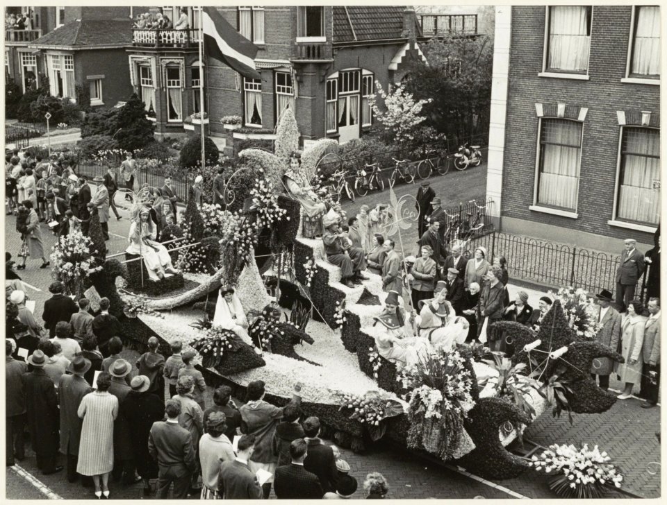 Praalwagens van het bloemencorso in de Hoofdstraat van Sassenheim. NL-HlmNHA 54011068