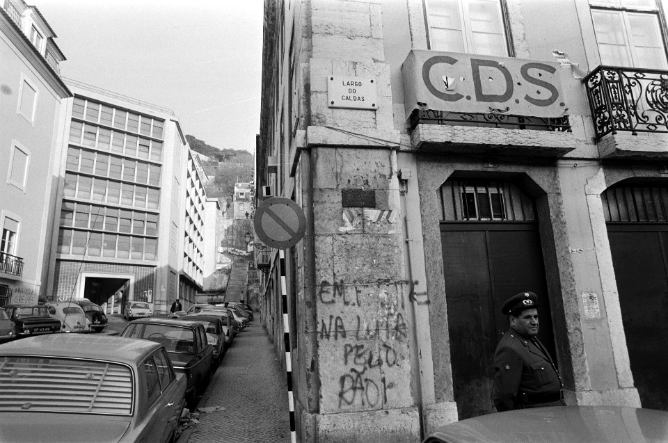 Portugal, politiek, straatbeelden etc exterieur partijbureau CDS (Christen Dem, Bestanddeelnr 927-7483