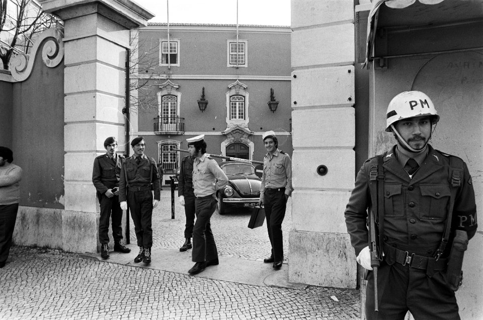 Portugal, politiek, straatbeelden etc ingang van het gebouw van de Beweging v…, Bestanddeelnr 927-7454