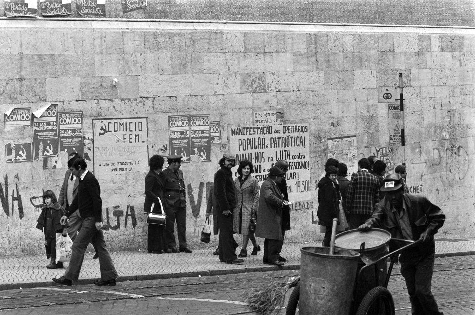 Portugal, politiek, straatbeelden etc leuzen van politieke partijen op straat , Bestanddeelnr 927-7488