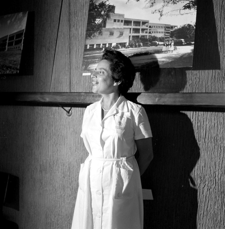 Portret van mrs G Thisby PRO werkzaam in het Beilinson hospitaal te Petah Ti, Bestanddeelnr 255-4912