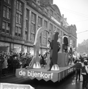 Praalwagens, optochten, Sinterklaas, Zwarte Piet, warenhuizen, Bestanddeelnr 918-4727