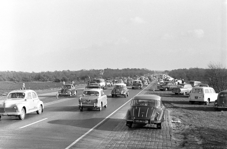 Prachtig voorjaarsweer op het strand te Zandvoort, drukte op de Gooiseweg, Bestanddeelnr 912-1164