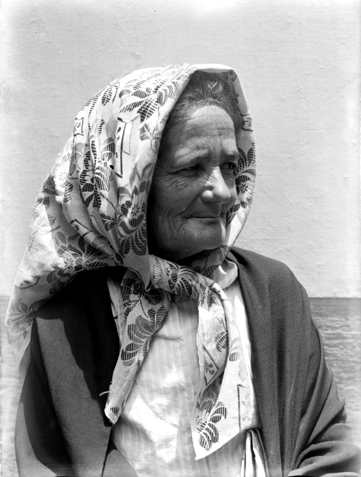 Portret van oude vrouw met gebloemde hoofddoek, Bestanddeelnr 190-0197