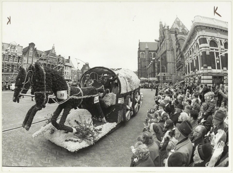 Praalwagen 32 van het bloemencorso in 1968 op de Grote Markt, ziende naar het oosten., NL-HlmNHA 54003068