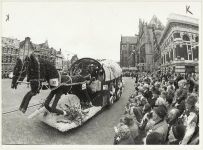 Praalwagen 32 van het bloemencorso in 1968 op de Grote Markt, ziende naar het oosten., NL-HlmNHA 54003068