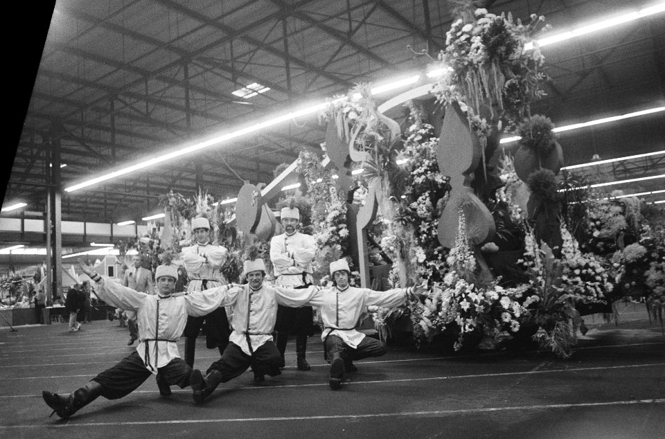 Praalwagens Aalsmeerse bloemencorso te bezichtigen in Aalsmeer Moskouwagen, Bestanddeelnr 933-7496