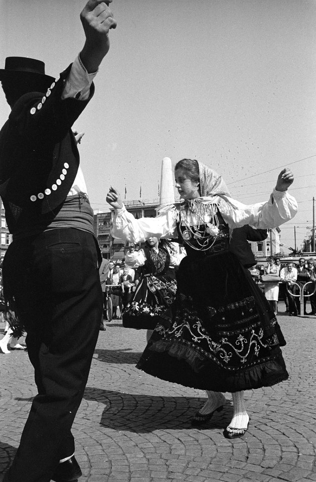 Portugese dansgroep gaf demonstratie op de Dam, van folkloristische Portugese da, Bestanddeelnr 915-2504