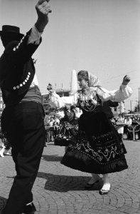 Portugese dansgroep gaf demonstratie op de Dam, van folkloristische Portugese da, Bestanddeelnr 915-2504