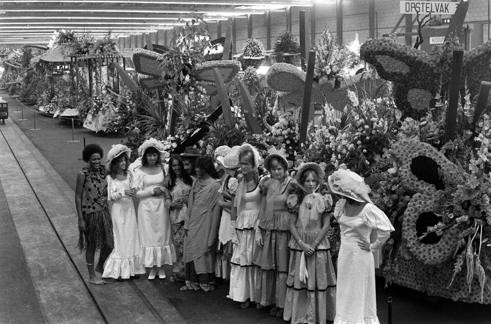 Praalwagens voor bloemencorso in veilinggebouw te Aalsmeer, Bestanddeelnr 926-6479