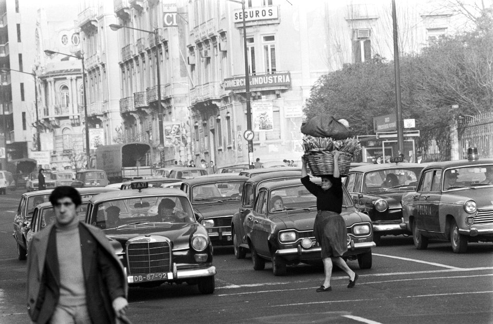 Portugal, politiek, straatbeelden etc straatbeeld in Lissabon Vrouw steekt st, Bestanddeelnr 927-7463