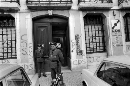 Portugal, politiek, straatbeelden etc politiebewaking bij gebouw CDS (Christen, Bestanddeelnr 927-7452