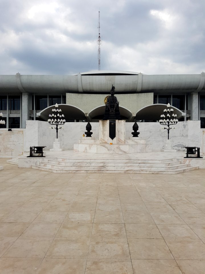 Prajadhipok statue - Thai Parliament Museum - 2017-01-26 (007)