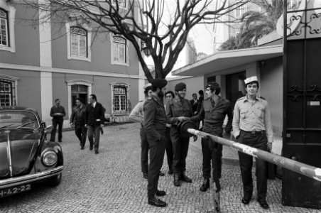 Portugal, politiek, straatbeelden etc ingang gebouw MFA militairen en bevolkin, Bestanddeelnr 927-7472