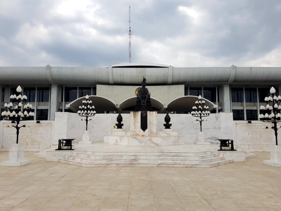 Prajadhipok statue - Thai Parliament Museum - 2017-01-26 (008)