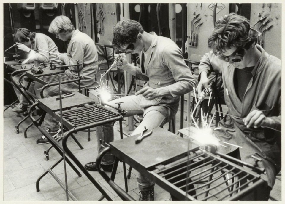 Praktijkonderricht autogenisch-lassen aan de Lager Technische School (L.T.S.) aan de Verspronckweg. NL-HlmNHA 54013187