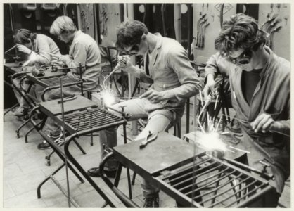 Praktijkonderricht autogenisch-lassen aan de Lager Technische School (L.T.S.) aan de Verspronckweg. NL-HlmNHA 54013187