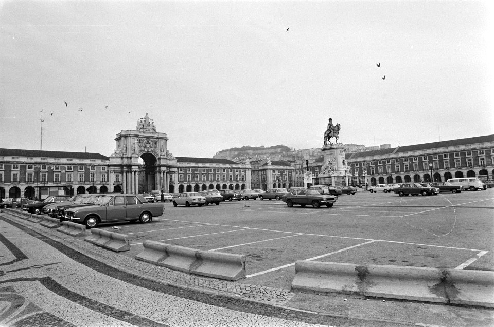 Portugal, politiek, straatbeelden etc straatbeelden in Lissabon Praça do Come, Bestanddeelnr 927-7468
