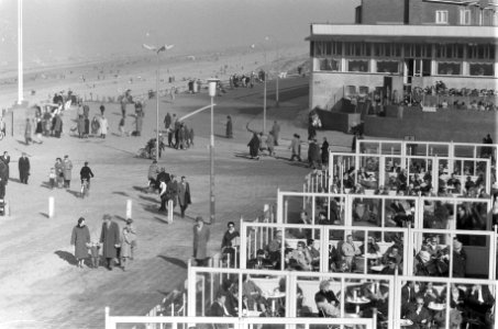 Prachtig voorjaarsweer op het strand te Zandvoort, Bestanddeelnr 912-1163 photo