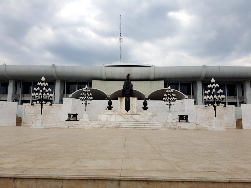 Prajadhipok statue - Thai Parliament Museum - 2017-01-26 (006)