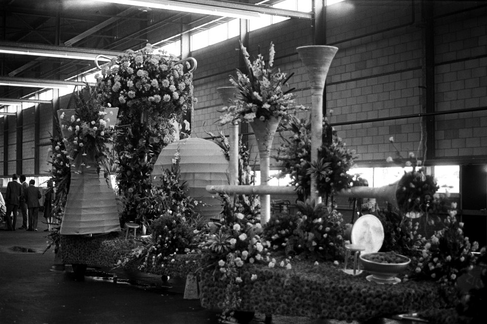 Praalwagens voor bloemencorso in veilinggebouw te Aalsmeer, Bestanddeelnr 925-8785