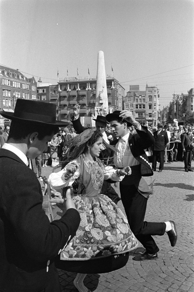 Portugese dansgroep gaf demonstratie op de Dam, van folkloristische Portugese da, Bestanddeelnr 915-2497