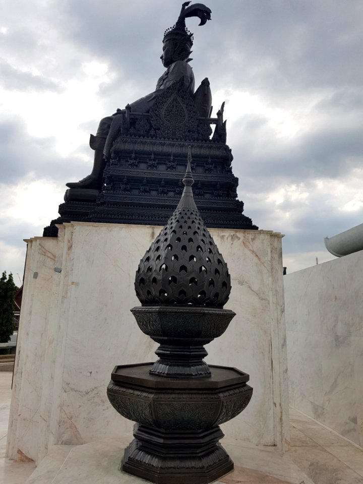 Prajadhipok statue - Thai Parliament Museum - 2017-01-26 (024)