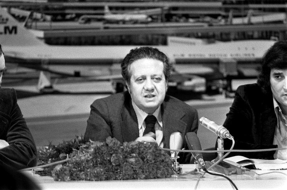 Portugese minister Soares (voorzitter Socialistische Partij) op Schiphol aangeko, Bestanddeelnr 927-7113